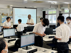 総合学科　名刺交換の実演